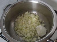 Zwiebel schälen und fein schneiden....