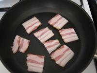 Speck würfeln und in Bratpfanne braten....