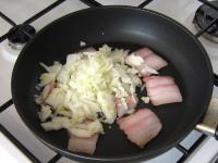 Zwiebel putzen, klein schneiden und zum Speck...