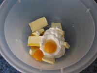 In eine Schüssel weiche Butter, Eigelbe und Sahne...