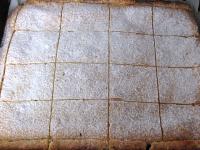 Den Kuchen gut auskühlen lassen. Dann den Rand...