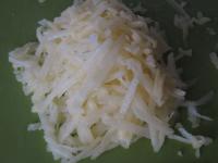 Kartoffeln schälen und grob reiben. ...