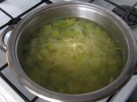 Grob geriebene Kartoffeln nun zum Porree geben und...