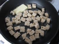 Für die Croûtons zuerst die Rinde vom Brot...