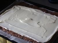 Die Füllung auf den Tortenboden streichen......