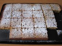 Den Kuchen aufschneiden und mit durchgesiebtem...