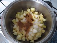 Äpfel schälen und in kleine Würfel schneiden....