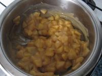 ...in die Äpfel geben und kochen bis es verdickt....