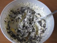 In die Creme kleine Schoko-Stückchen geben. ...