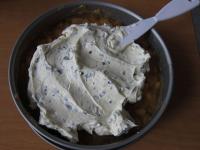 Die Creme auf die Apfel-Füllung glatt streichen. ...