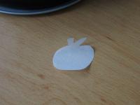 Auf ein Backpapier einen Apfel zeichnen, das...