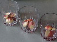 In jeden Becher die Biskuits legen und mit Sirup...