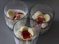 Aufgeschnittene Banane und weitere Biskuits...