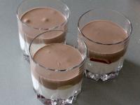 Die Kakao-Creme in die Becher verteilen. ...