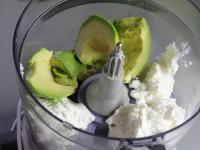 Reife Avocado mit Quark zermixen....