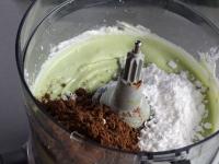 Kakaopulver und Zucker zugeben. Zermixen....