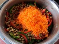 Paprika waschen, putzen und in dünne Streifen...
