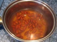 Ganze Mandeln kurz im Wasser kochen lassen....