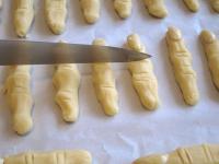 Die Finger auf das mit Backpapier ausgelegte Blech...