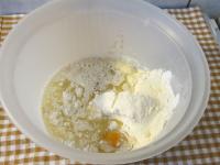 Mehle, Zucker, eine Prise Salz, Ei, Öl und...
