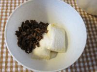 Tofu in Schüssel geben, abgeseihten Rosinen,...