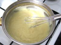 Einen dicken Pudding aus Milch, Zucker und...