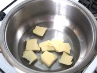 Wasser, Butter und eine Prise Salz in einen Topf...