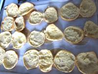 Die heißen Brötchen durchschneiden und in den...