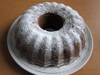 Den gut abgekühlten Napfkuchen auskippen und mit...
