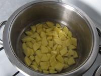Die Kartoffeln abschälen, in kleinere Würfel...