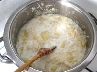 Die Mehlschwitze in Sauerkraut hineinmischen,...