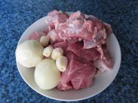 Das Fleisch abwaschen und schneiden. Zwiebel und...