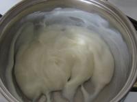 Einen dicken Pudding aus Milch und Maizena kochen....