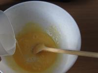 Eigelbe mit dem Zucker schaumig rühren.Eiweiß zu...