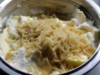 Das Mehl zusammen mit Butter, Zucker, einer Prise...