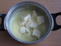 Milch zusammen mit Zucker und Puddingpulver...