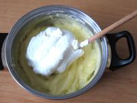 Aufgeschlagene Sahne zusammen mit dem Quark in den...