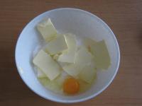 Kokos, Mehl, Zucker, geschnittene Butter und Ei in...
