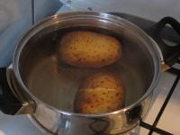 Hälfte der Kartoffeln gründlich abwaschen, mit...