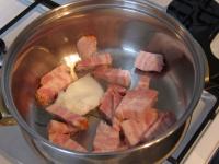 Durchgewachsenen Speck kleinwürfelig schneiden...