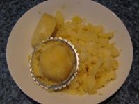 Gekochte Kartoffeln nun von der Schale befreien,...
