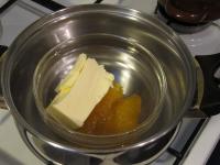 Butter und Honig im heißen Wasserbad schmelzen. ...