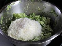 Käse fein reiben und zur Zucchini zugeben....