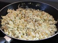 Mit Hand zerteilte Tofu, Gewürz, bzw. frische...