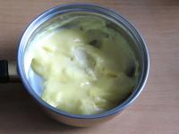 Aus Milch, Zucker und Maisstärke einen dicken...