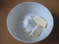 Weiche Butter mit Zucker in Schüssel vermengen....