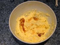 Butter mit Pudding vermengen und Rum beimischen....