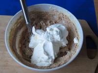 Geschlagene Sahne und Kompander in die Creme...