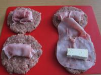 Aus jeden Teil Fladen bilden. Käse in 4...