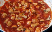 Tomatenmark zu Champignons zugießen, einrühren...